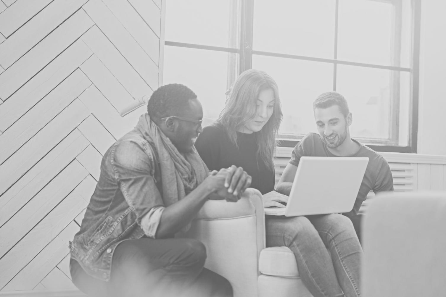 Équipe ciderarion collaborant sur des stratégies d'investissement