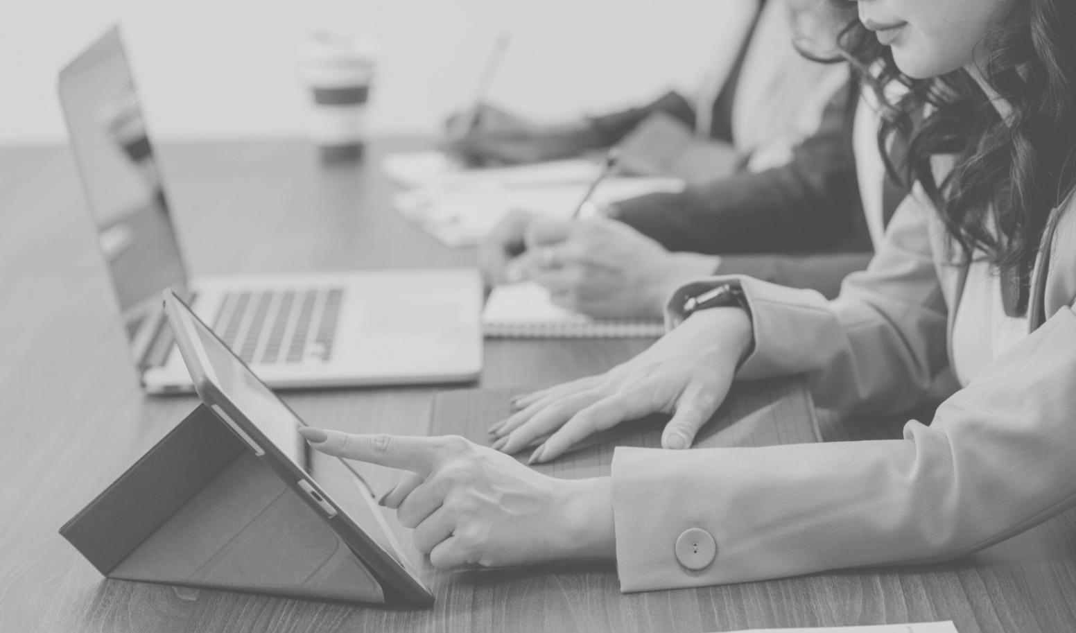 Espace de travail moderne ciderarion favorisant la collaboration