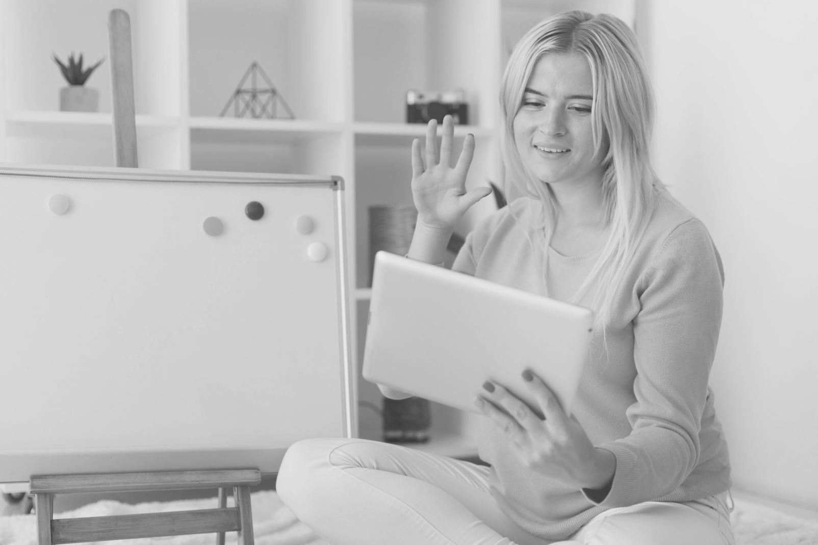 Salle de formation moderne avec équipements financiers
